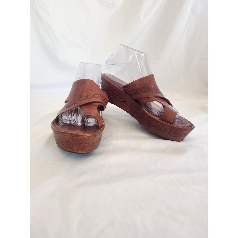 Born Brown Leather Wedge Sandals Toe Loop Embossed Boho Platform Slide SZ 8 39